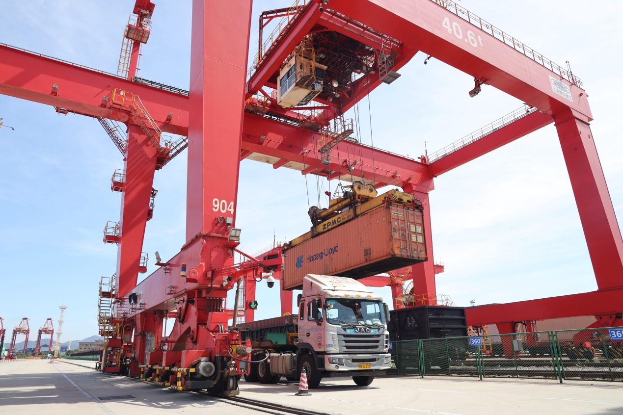 米兰milan津巴布韦Bikita矿山首批透锂长石精矿到港